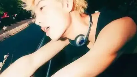 莫科：白发丧妻后，八一一再娶蝶后，13年如一日照料前岳父母