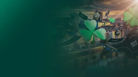 泰山后卫王彤受伤离场，救护车火速接送