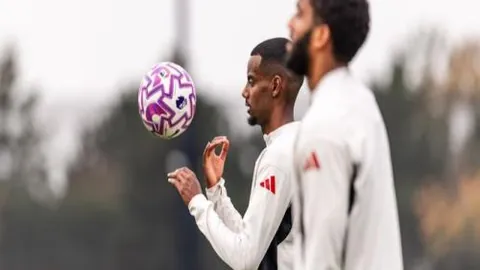 “意甲激战：萊切与AC米蘭2-2战成平手，吉魯进球却染红，萊奥伤退，米兰四连平无胜”